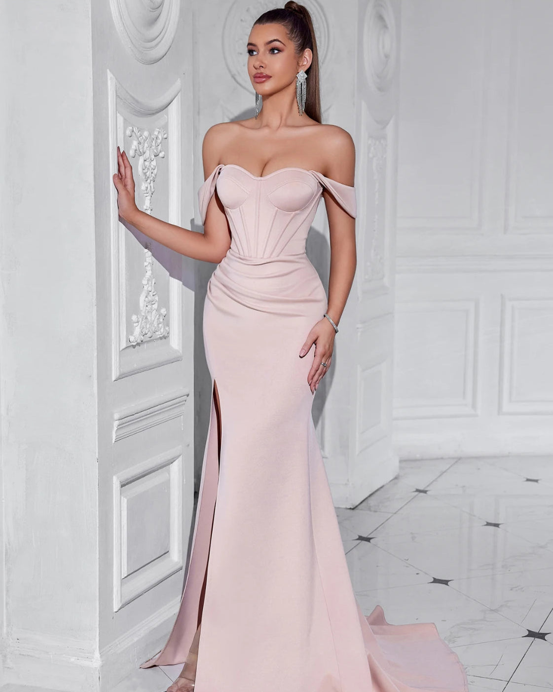 Abito Lungo Elegante con Spacco e Spalle Scoperte
