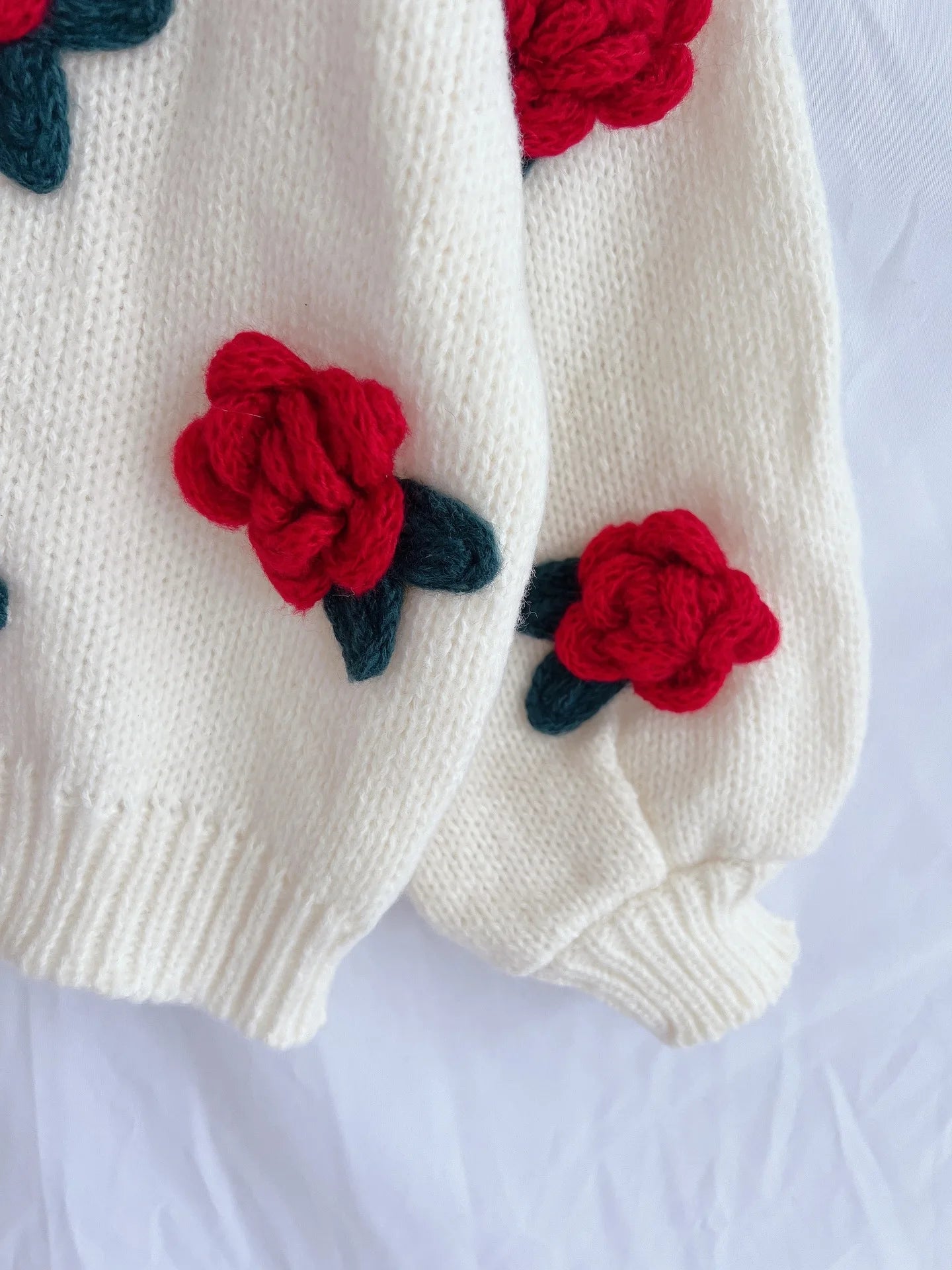 Maglia con Applicazioni Floreali e Scollo a V