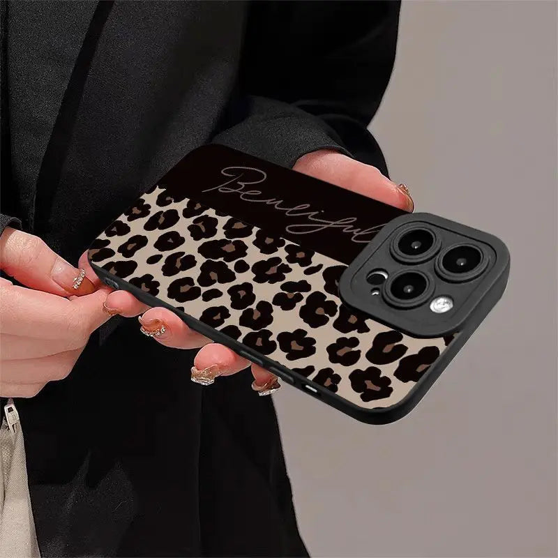 Cover per iPhone – Design Y2K con Lettere Inglesi e Motivo Leopardo