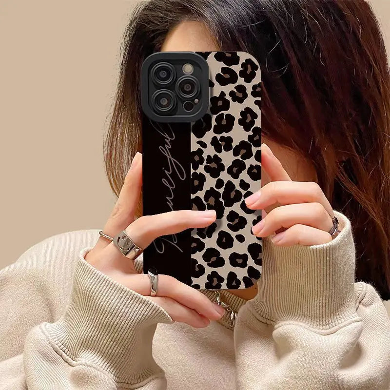 Cover per iPhone – Design Y2K con Lettere Inglesi e Motivo Leopardo