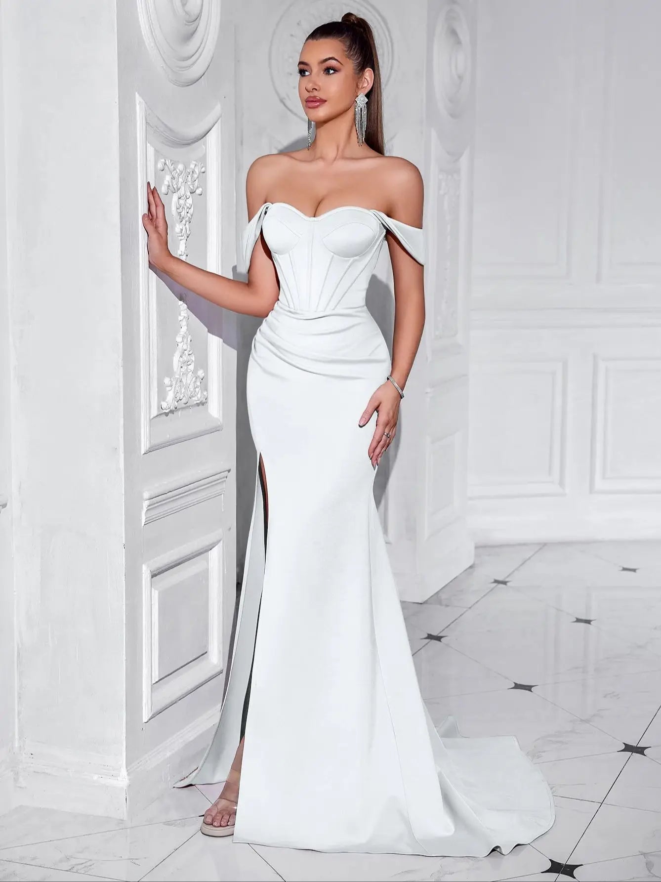 Abito Lungo Elegante con Spacco e Spalle Scoperte
