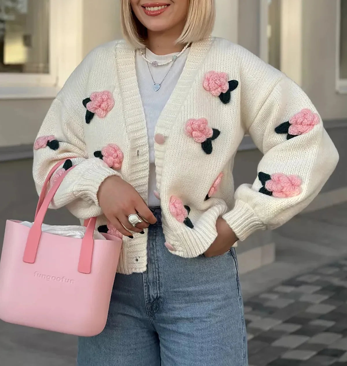 Maglia con Applicazioni Floreali e Scollo a V