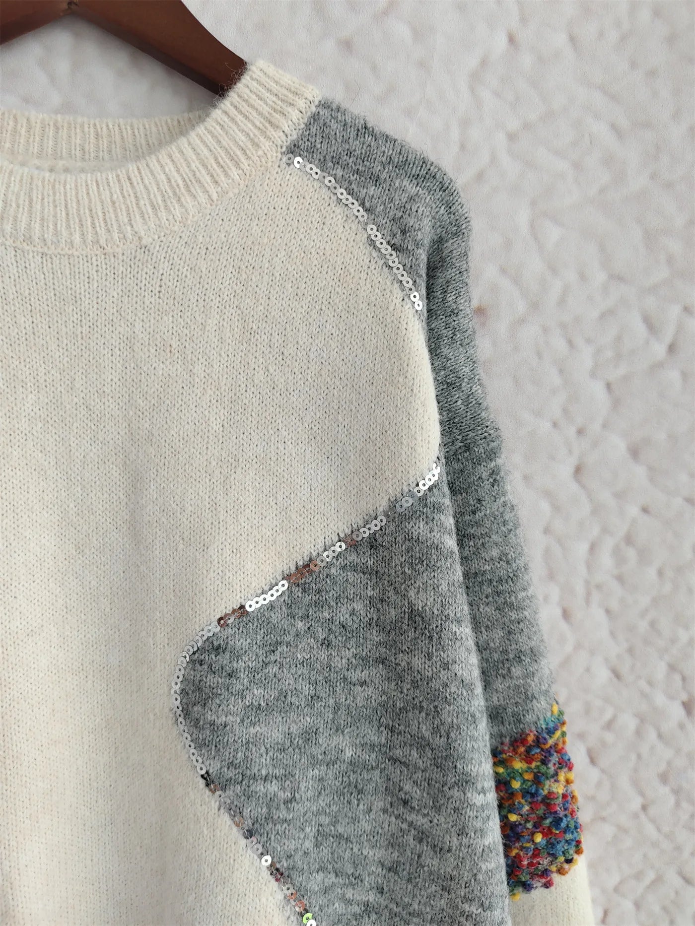 Maglione Design Patchwork con Dettagli Flock