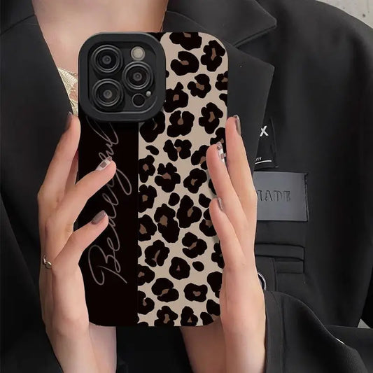 Cover per iPhone – Design Y2K con Lettere Inglesi e Motivo Leopardo