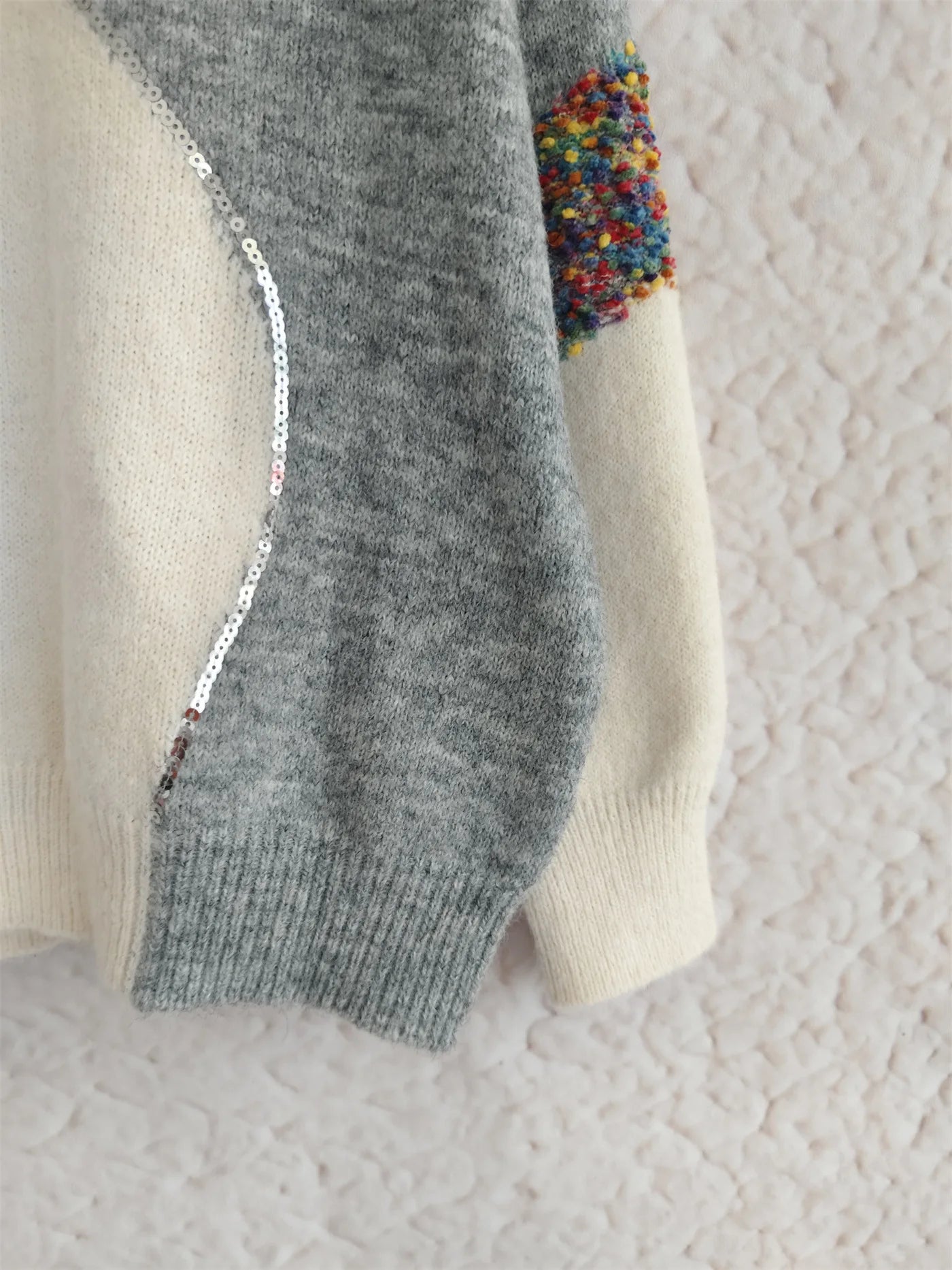 Maglione Design Patchwork con Dettagli Flock