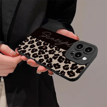 Cover per iPhone – Design Y2K con Lettere Inglesi e Motivo Leopardo