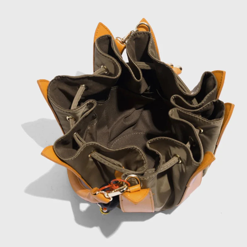 Bolso bombonera con diseño original de pétalos en 3D