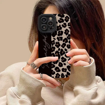Cover per iPhone – Design Y2K con Lettere Inglesi e Motivo Leopardo