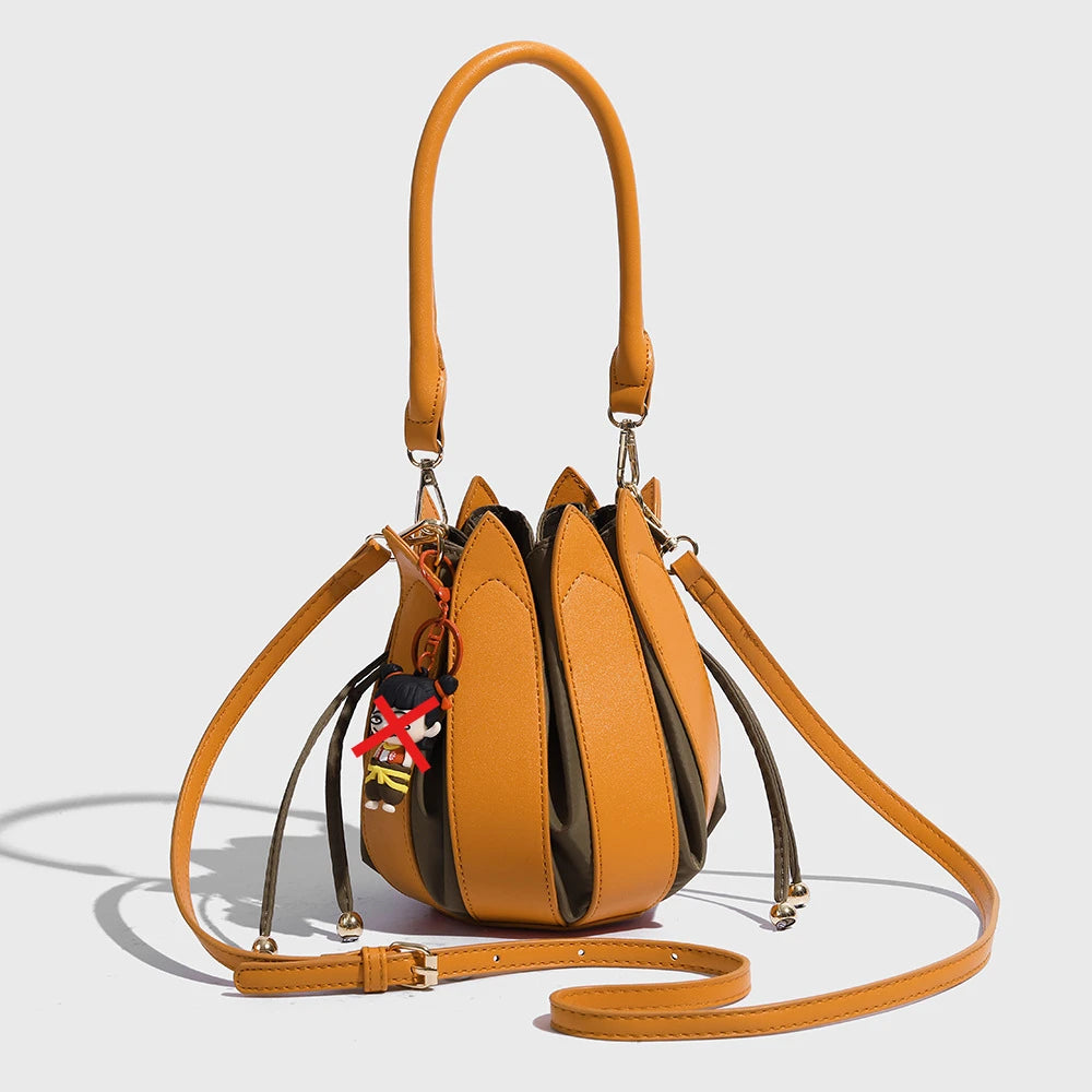Bolso bombonera con diseño original de pétalos en 3D
