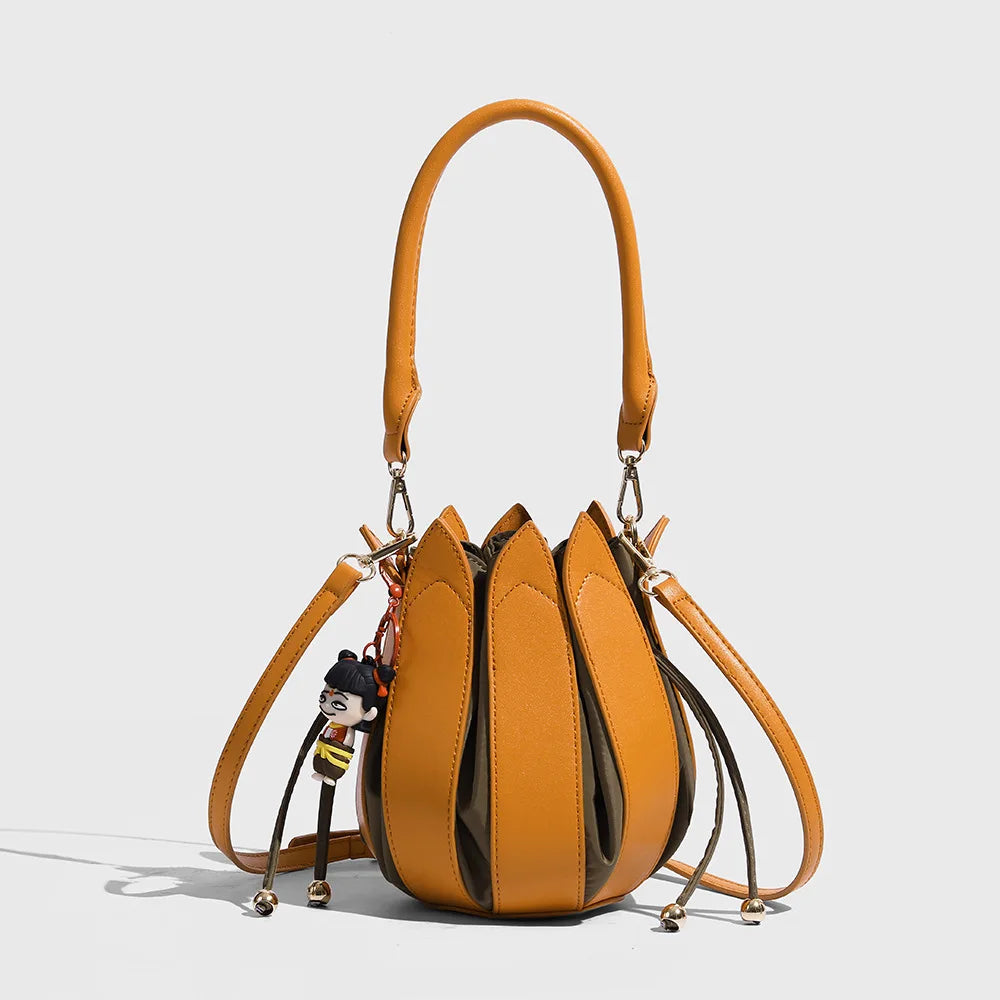 Bolso bombonera con diseño original de pétalos en 3D