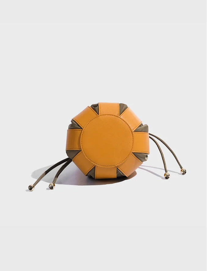 Bolso bombonera con diseño original de pétalos en 3D
