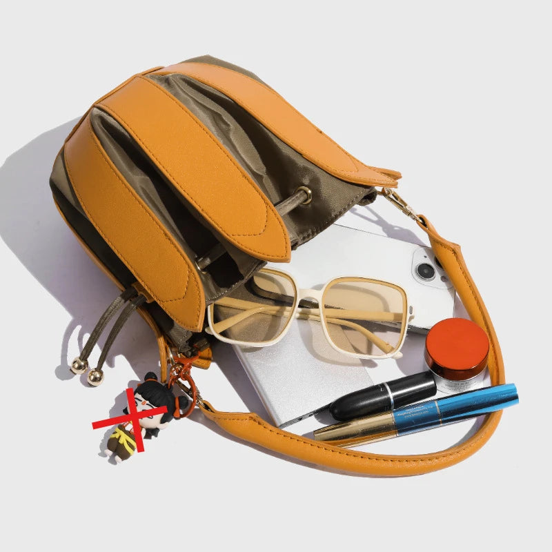 Bolso bombonera con diseño original de pétalos en 3D