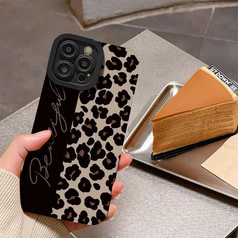 Cover per iPhone – Design Y2K con Lettere Inglesi e Motivo Leopardo