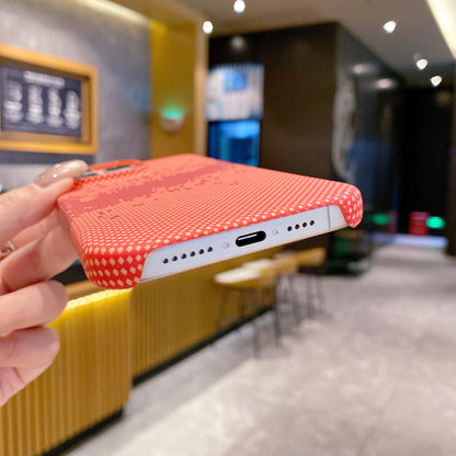 Funda protectora con diseño de cielo estrellado y patrón de kevlar para iPhone 13