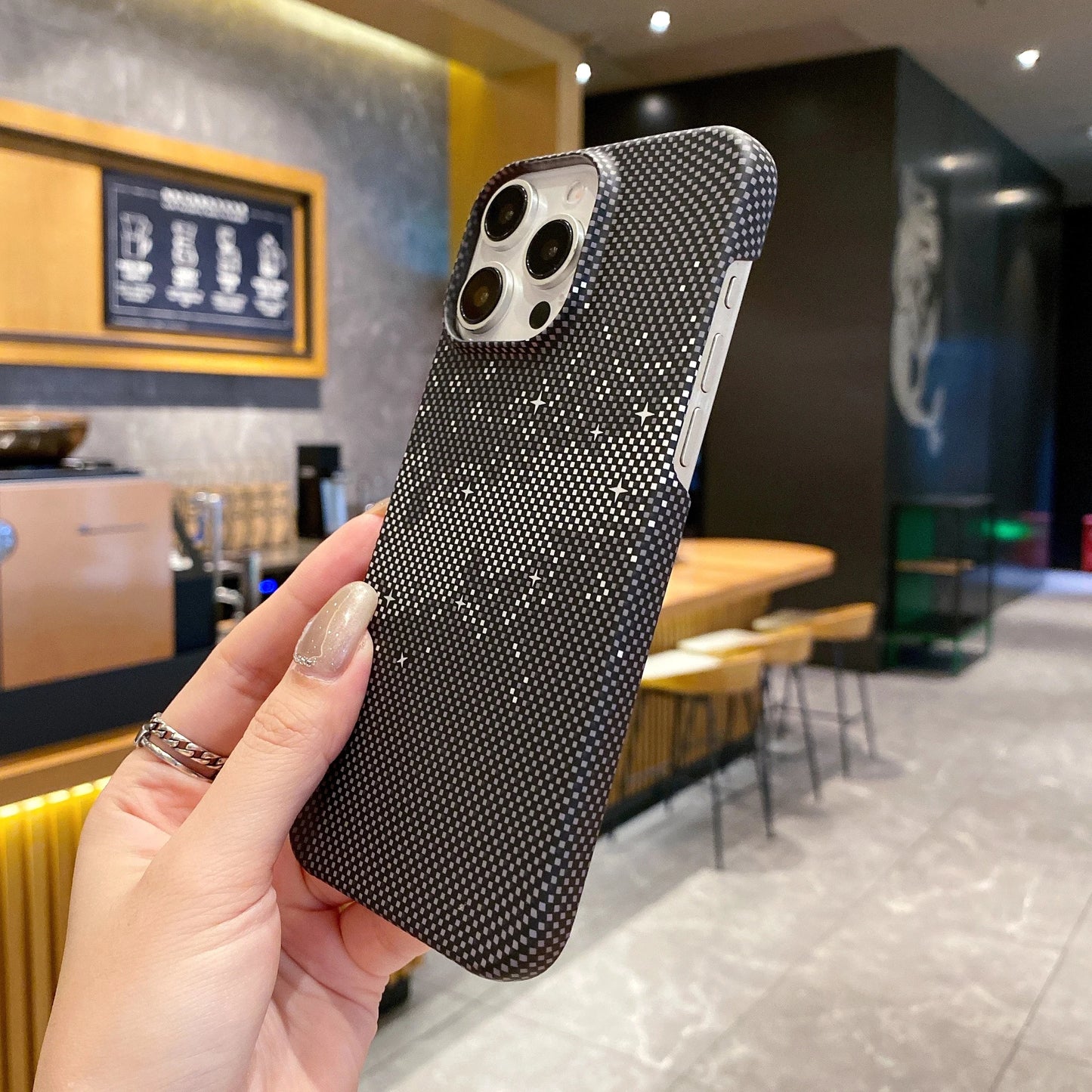 Funda protectora con diseño de cielo estrellado y patrón de kevlar para iPhone 13