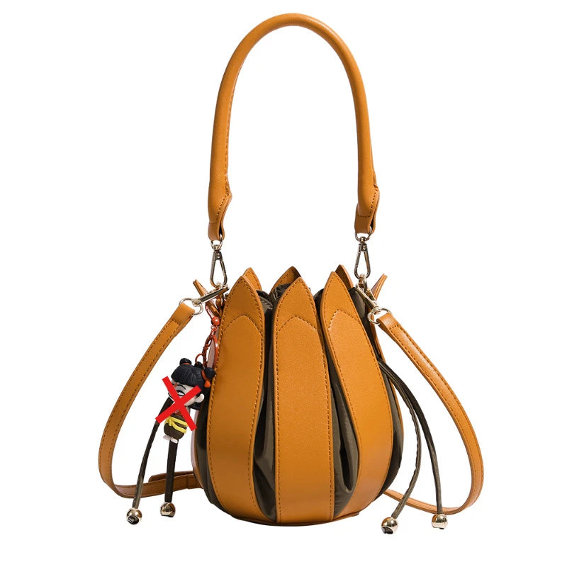 Bolso bombonera con diseño original de pétalos en 3D