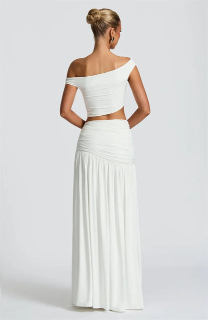 Set Elegante con Top Asimmetrico e Gonna Spacco