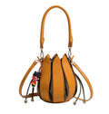 Bolso bombonera con diseño original de pétalos en 3D