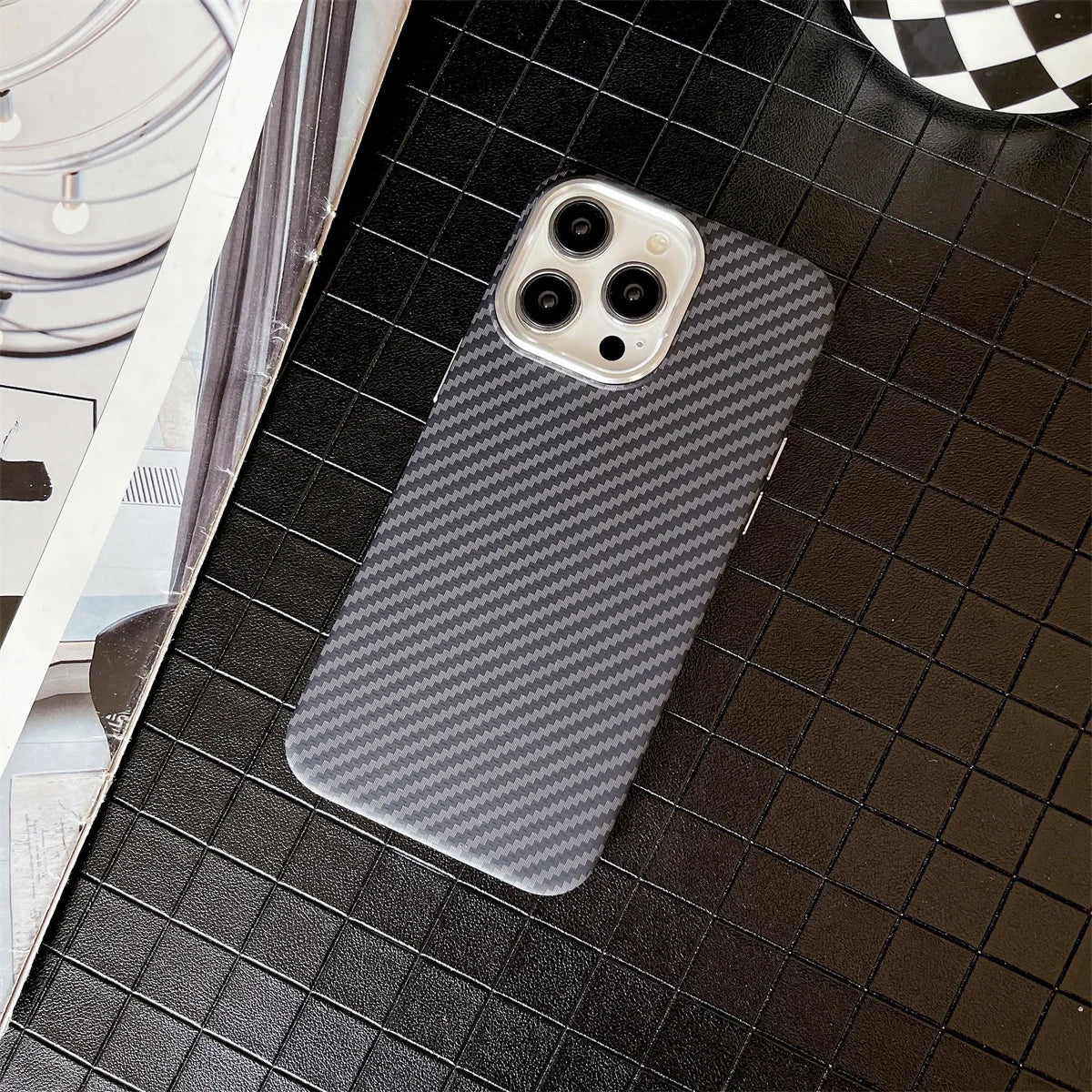 Funda elegante con diseño de patrón de Kevlar para iPhone 14