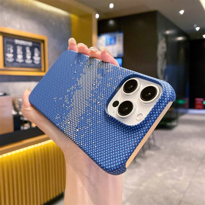 Funda protectora con diseño de cielo estrellado y patrón de kevlar para iPhone 13