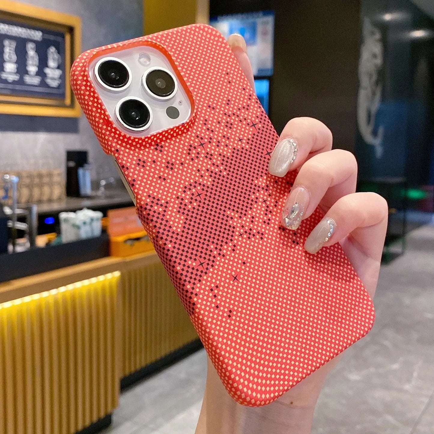 Funda protectora con diseño de cielo estrellado y patrón de kevlar para iPhone 13