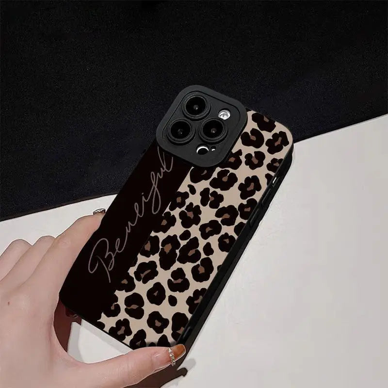 Cover per iPhone – Design Y2K con Lettere Inglesi e Motivo Leopardo