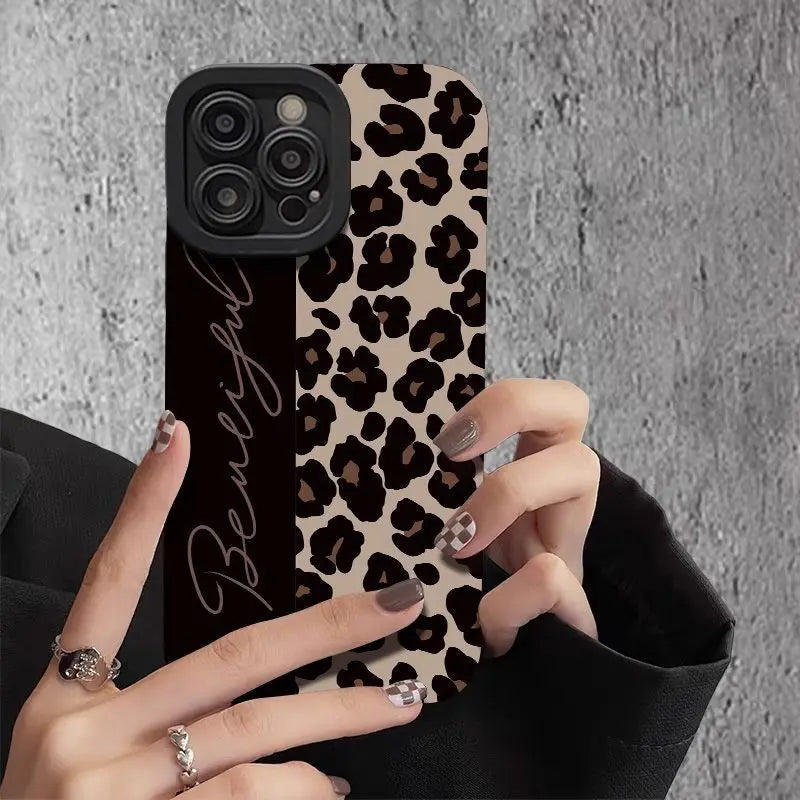 Cover per iPhone – Design Y2K con Lettere Inglesi e Motivo Leopardo