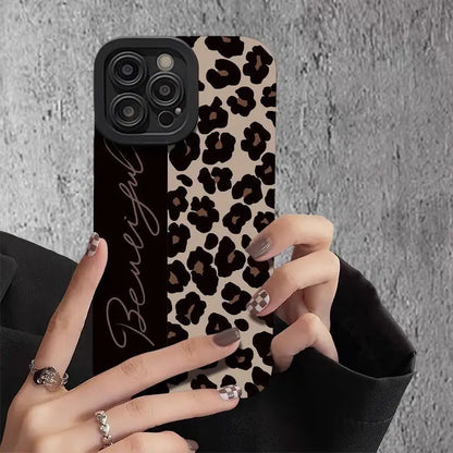 Cover per iPhone – Design Y2K con Lettere Inglesi e Motivo Leopardo