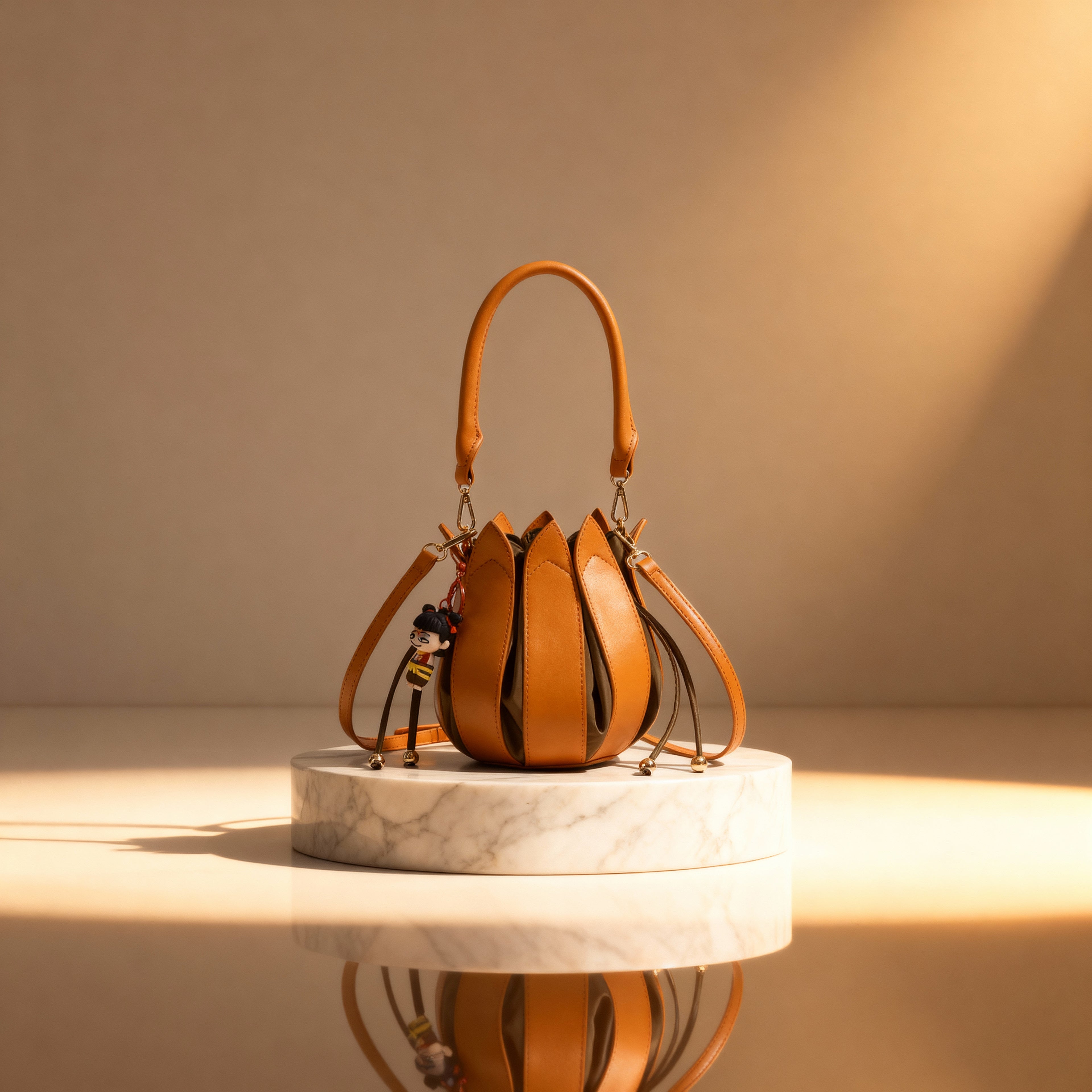 Bolso bombonera con diseño original de pétalos en 3D